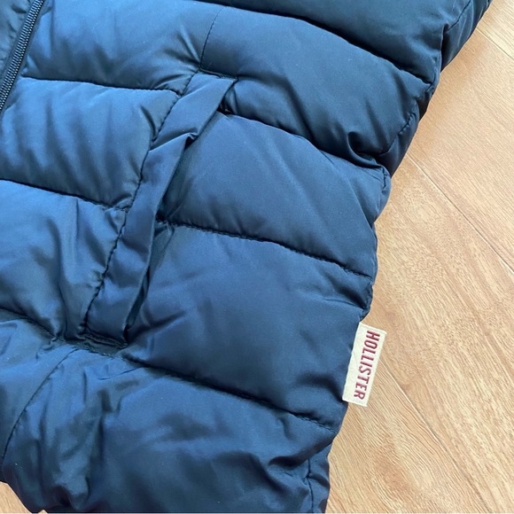 NWT Hollister Navy Sherpa Lined Hooded Puffer Vest - Picture 2 of 3